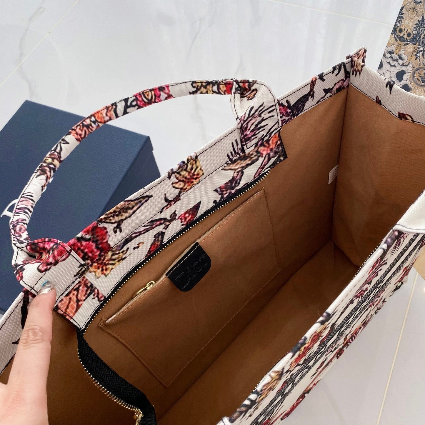 أنيقة & مصقولة: حقيبة يد جلدية فاخرة خفيفة