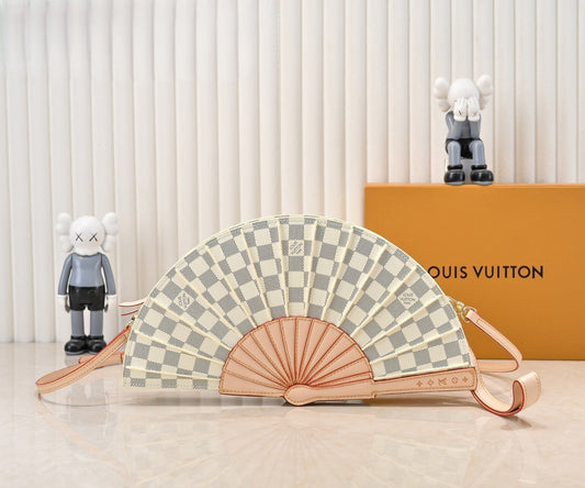 حقيبة كروس جلدية أنيقة على شكل مروحة