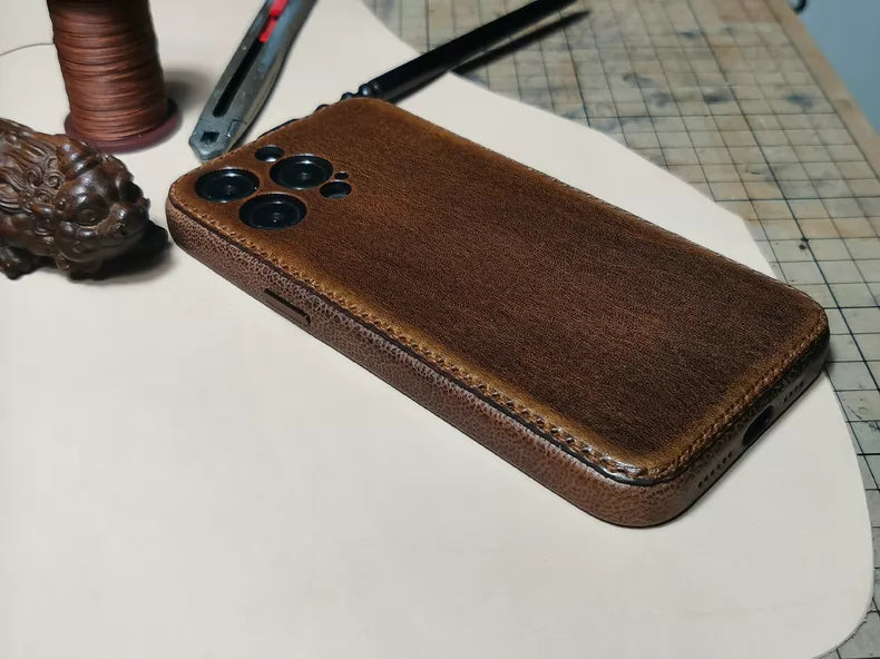 Kakavy käsintehty kasviparkitettu nahkainen iPhone-kotelo – Vintage Patina Edition