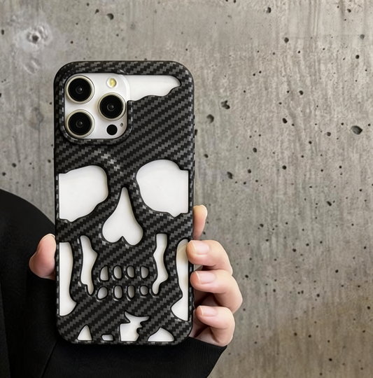 Futrola za iPhone u obliku crne lubanje s teksturom ugljičnih vlakana