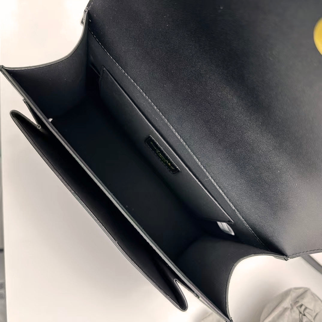 Elegant guldkedja strukturerad axelväska i läder