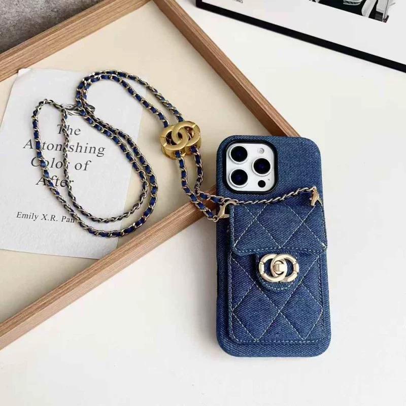 Tikattu Crossbody iPhone-kotelo ketjuhihnalla & korttitaskulla