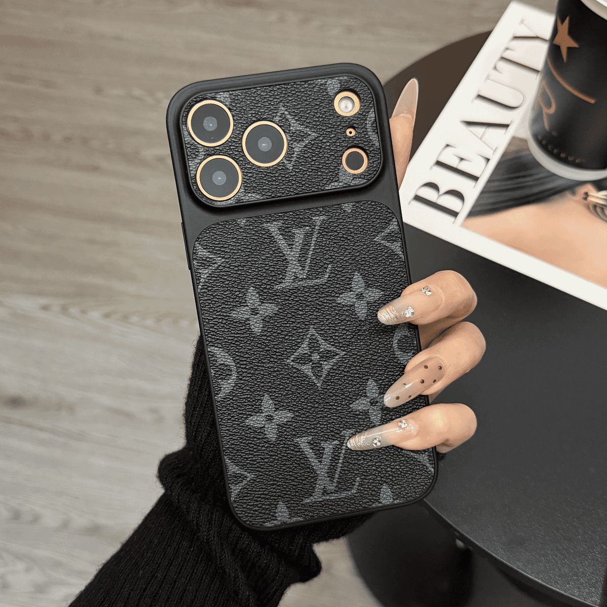 Cás iPhone Leathar Monogram Clasaiceach MagSafe