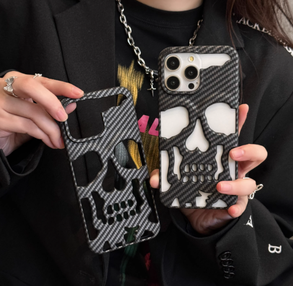 Futrola za iPhone u obliku crne lubanje s teksturom ugljičnih vlakana