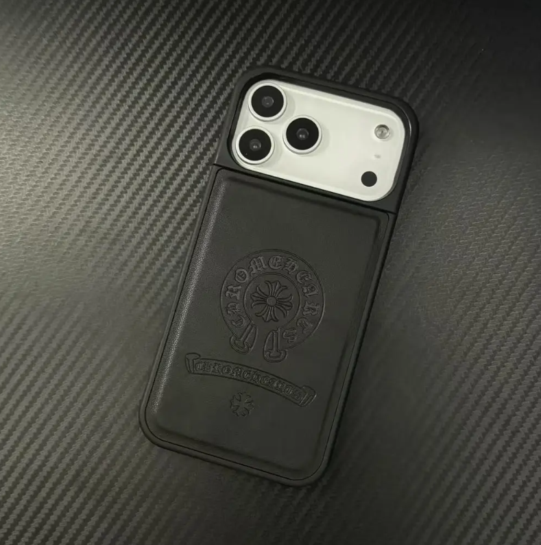 Kožna reljefna torbica za iPhone s kromiranim srcima