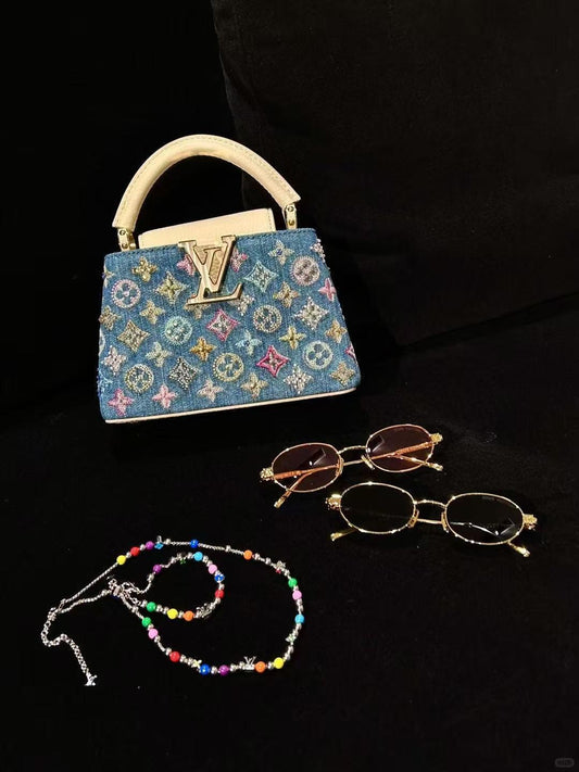 Mini bolsa Capucines embelezada com jeans de luxo