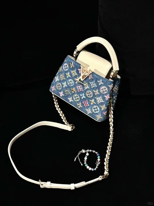 Mini bolsa Capucines embelezada com jeans de luxo