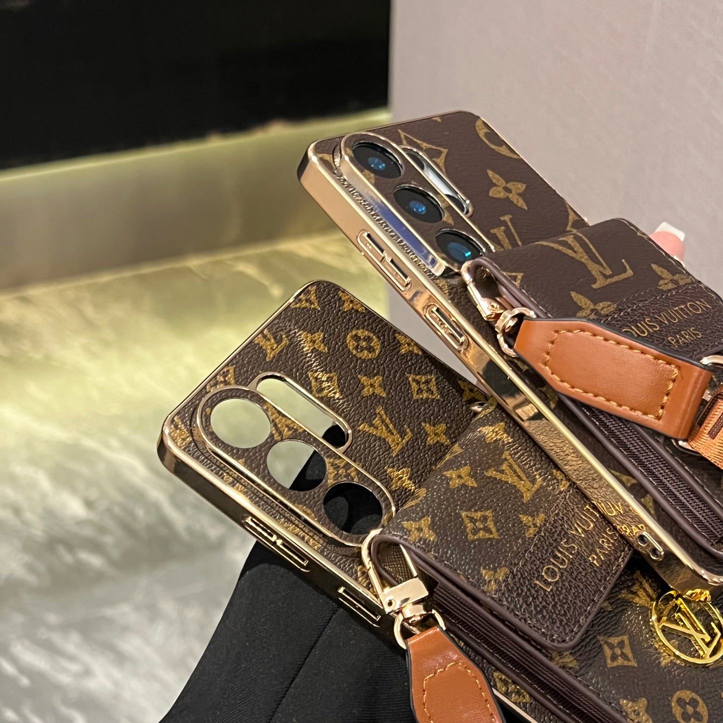 Luxusní pokročilé kožené pouzdro na telefon Samsung s peněženkou a popruhem.