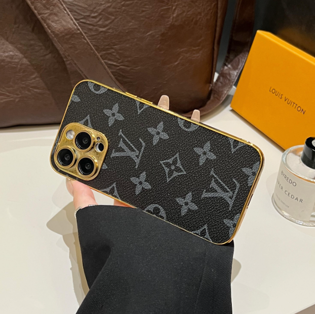 Luxusní klasické pouzdro na iPhone s monogramem a galvanicky pokovenými zlatými okraji