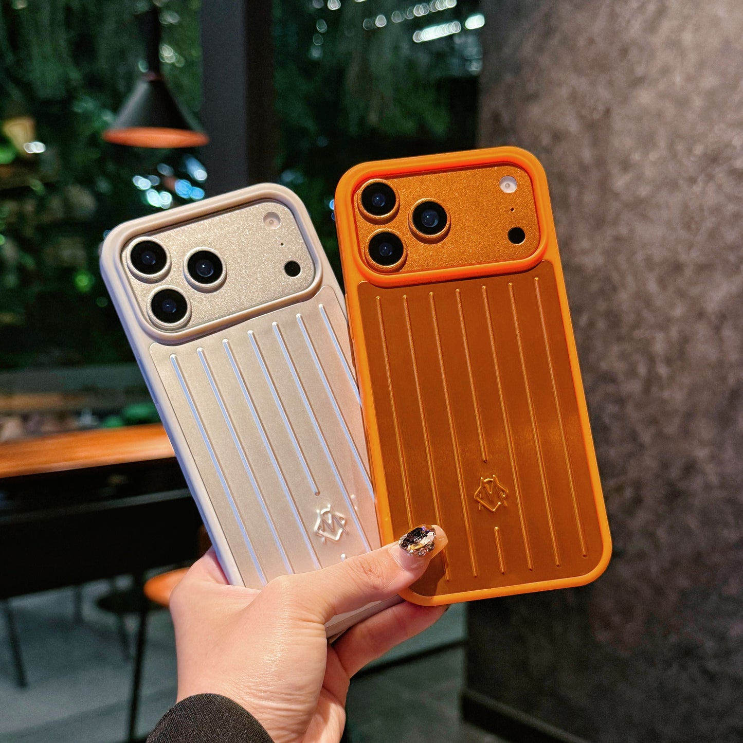 Ribbed Metallic Armor iPhone-kotelo – Tyylikäs suojaus, joka on saanut inspiraationsa matkustamisesta