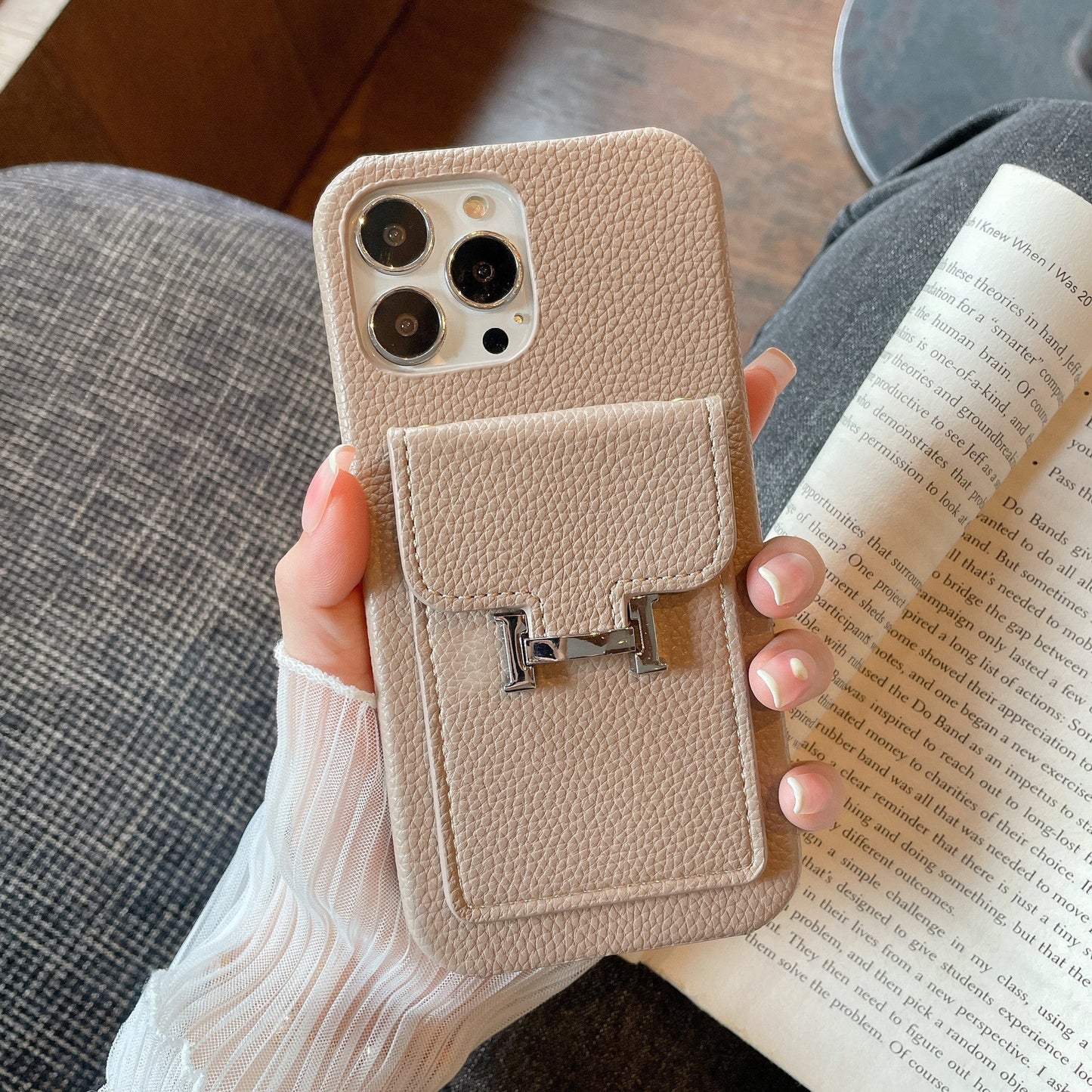 Custodia per iPhone in pelle con portacarte H