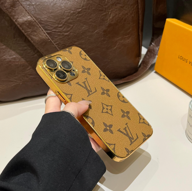 Luxusní klasické pouzdro na iPhone s monogramem a galvanicky pokovenými zlatými okraji
