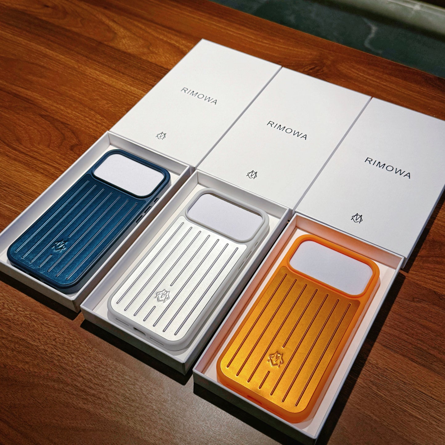 Ribbed Metallic Armor iPhone-kotelo – Tyylikäs suojaus, joka on saanut inspiraationsa matkustamisesta