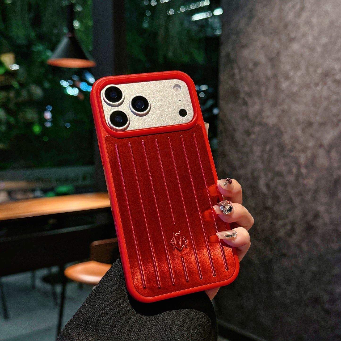 Ribbed Metallic Armor iPhone-kotelo – Tyylikäs suojaus, joka on saanut inspiraationsa matkustamisesta