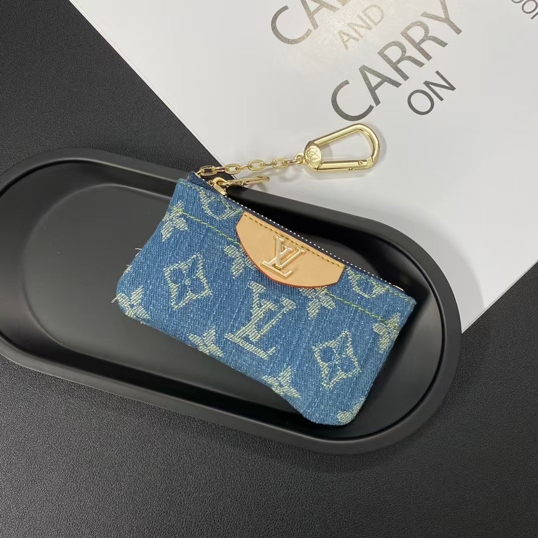 Luksuzna torbica za kovanice s monogramom – moderan & kompaktni novčanik s privjeskom za ključeve