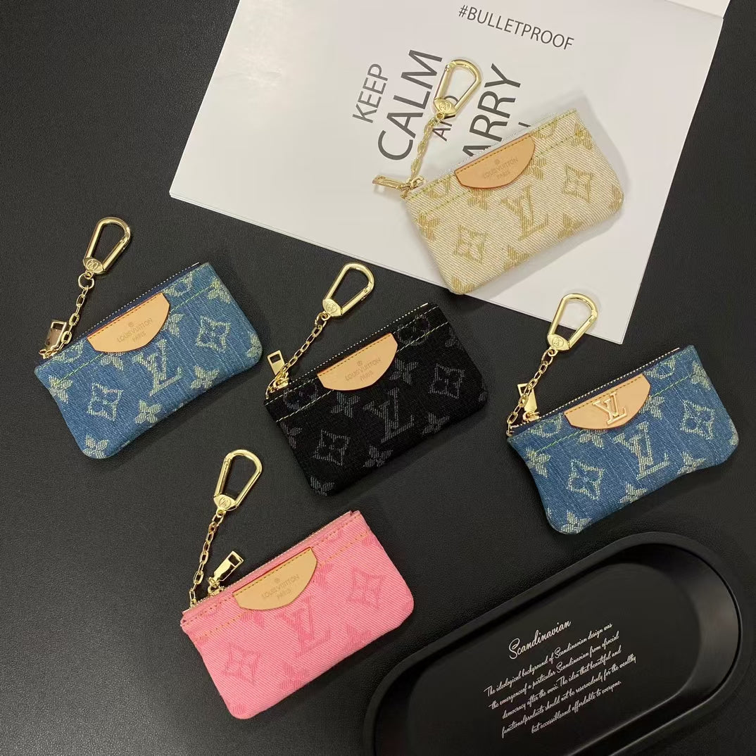 Luksuzna torbica za kovanice s monogramom – moderan & kompaktni novčanik s privjeskom za ključeve