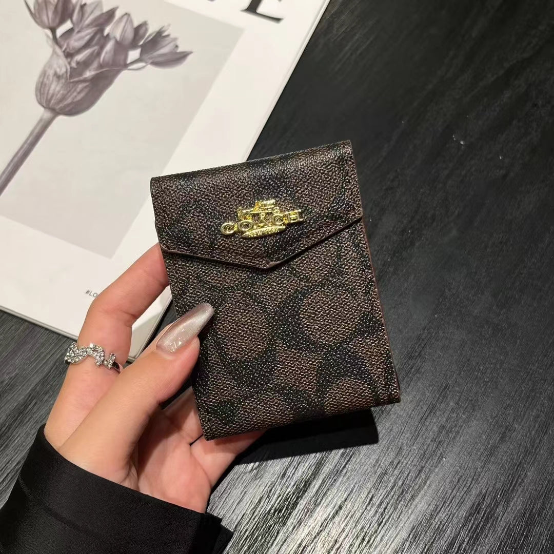 محافظ حامل بطاقات فاخرة مستوحاة من حرف MK & CO