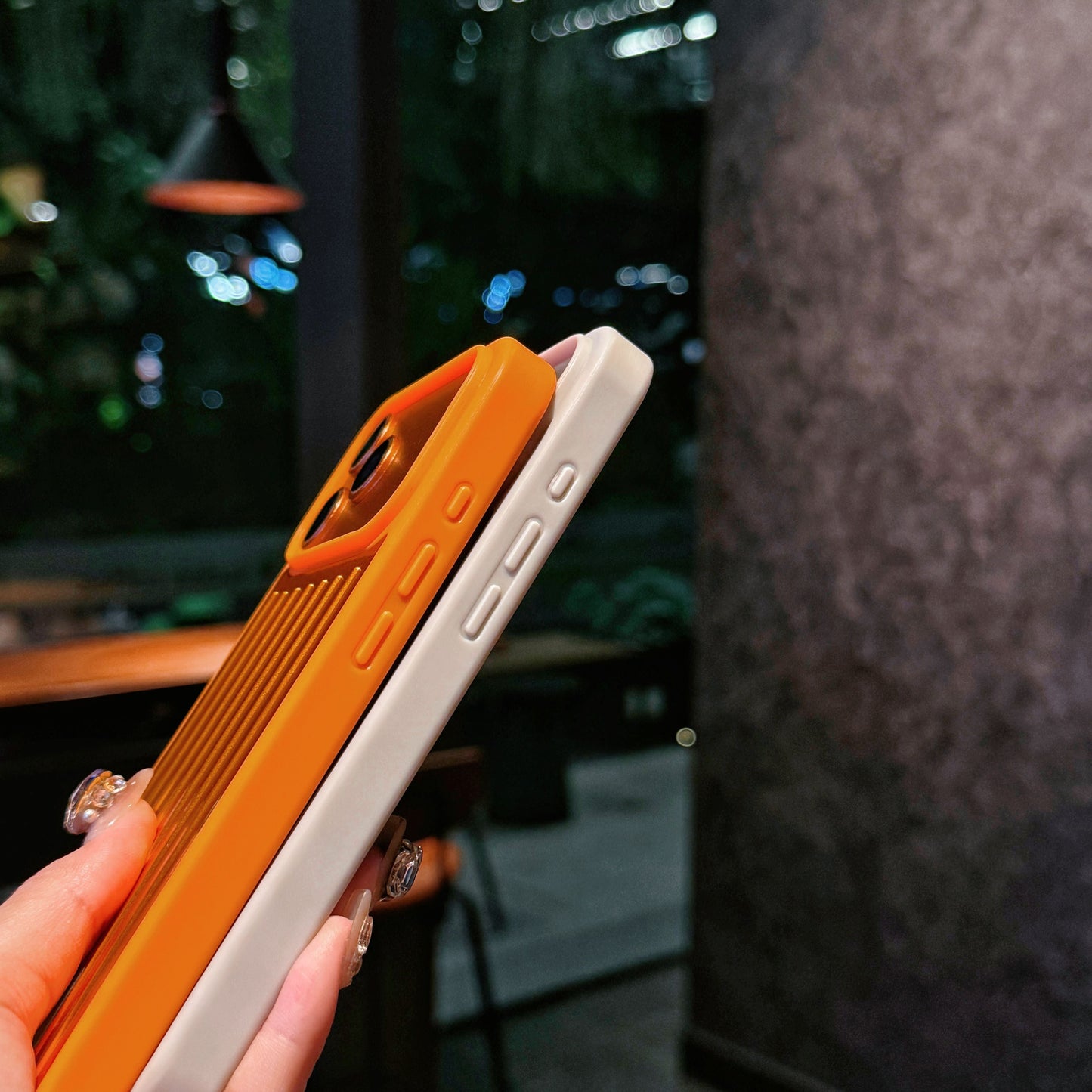 Gerippte iPhone-Hülle mit Metallpanzerung – stilvoller Schutz, inspiriert vom Reisen