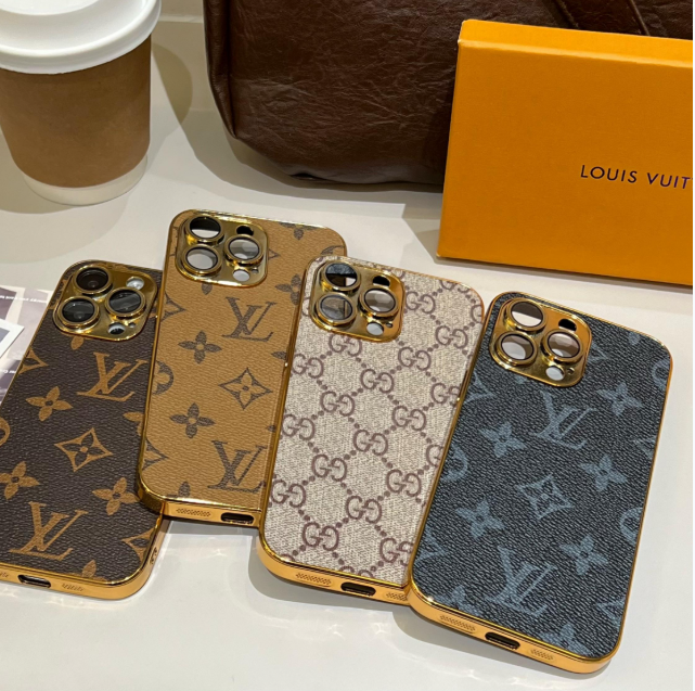 Luxusní klasické pouzdro na iPhone s monogramem a galvanicky pokovenými zlatými okraji