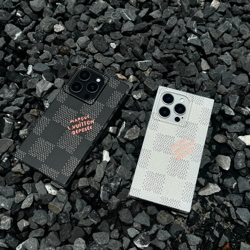 Coque iPhone carrée de luxe noire<lAMP>blanche