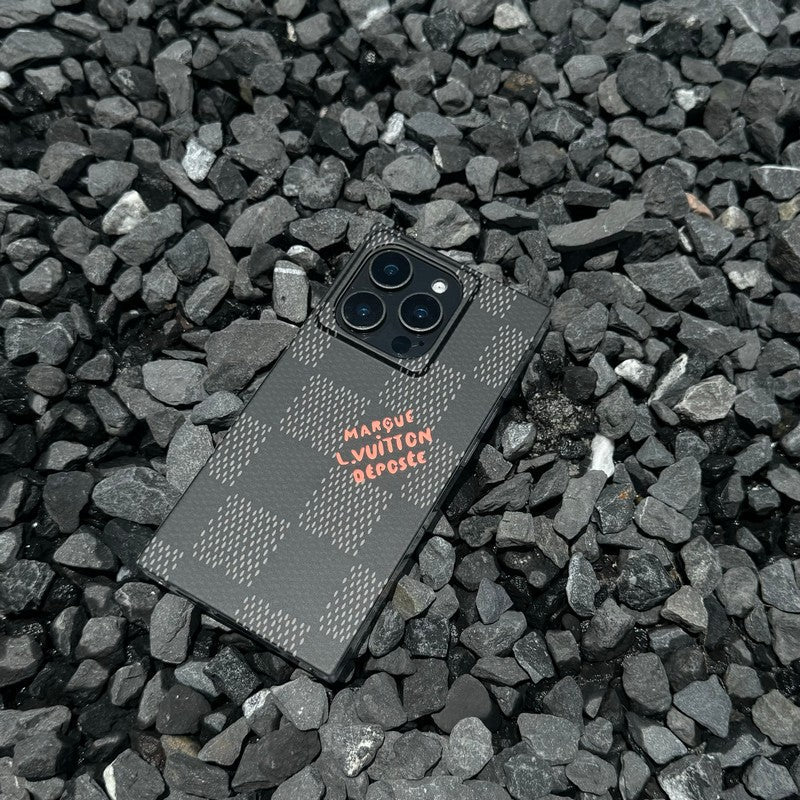 Coque iPhone carrée de luxe noire<lAMP>blanche