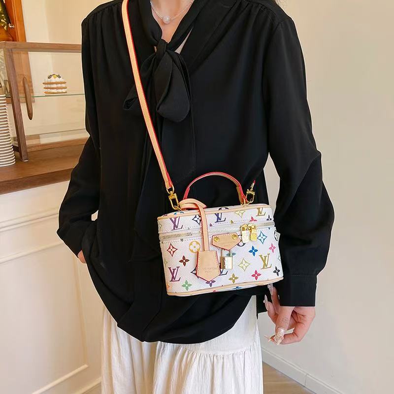 Τσάντα χειρός Vintage-Inspired Box – Elegant Monogram Tote Box