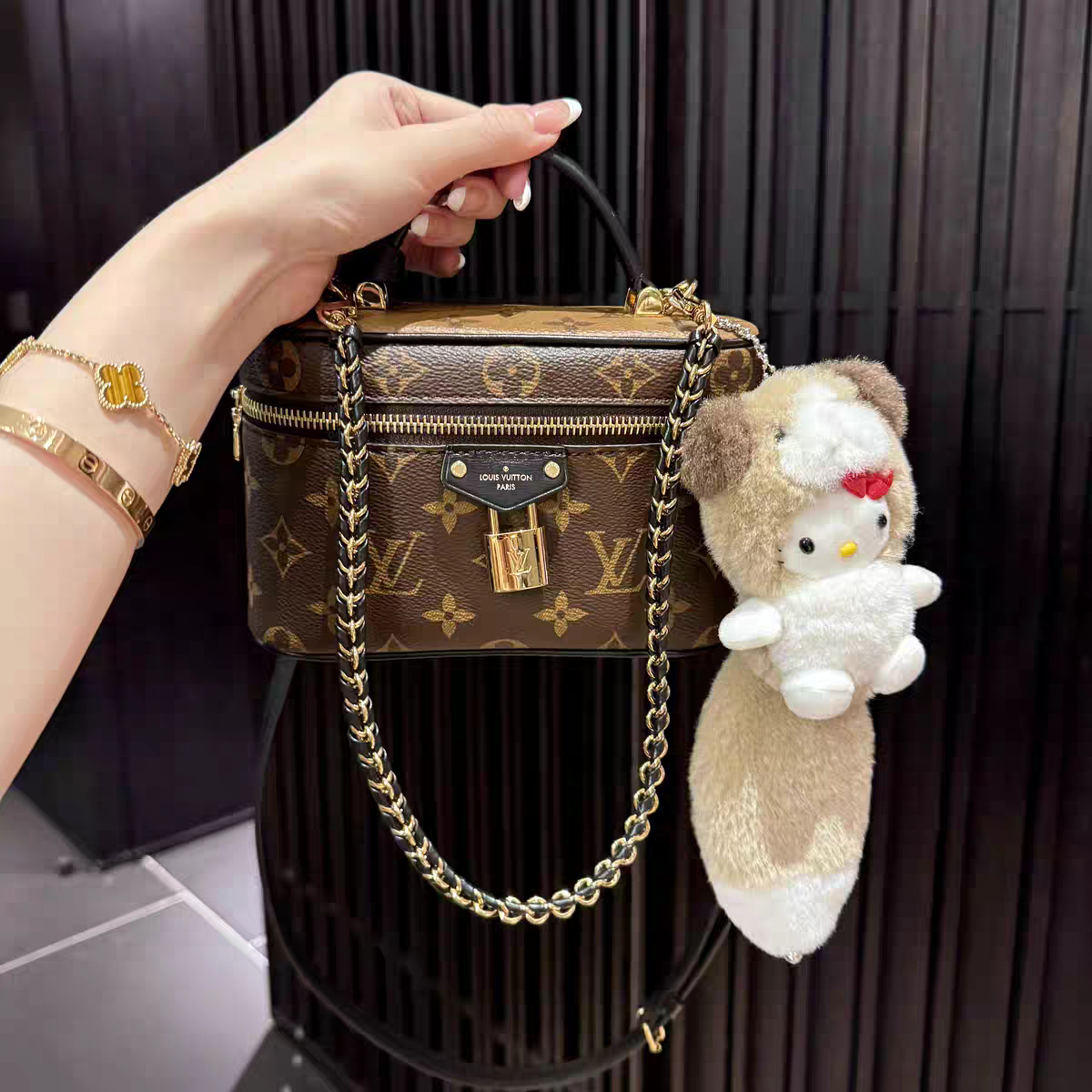 Τσάντα χειρός Vintage-Inspired Box – Elegant Monogram Tote Box