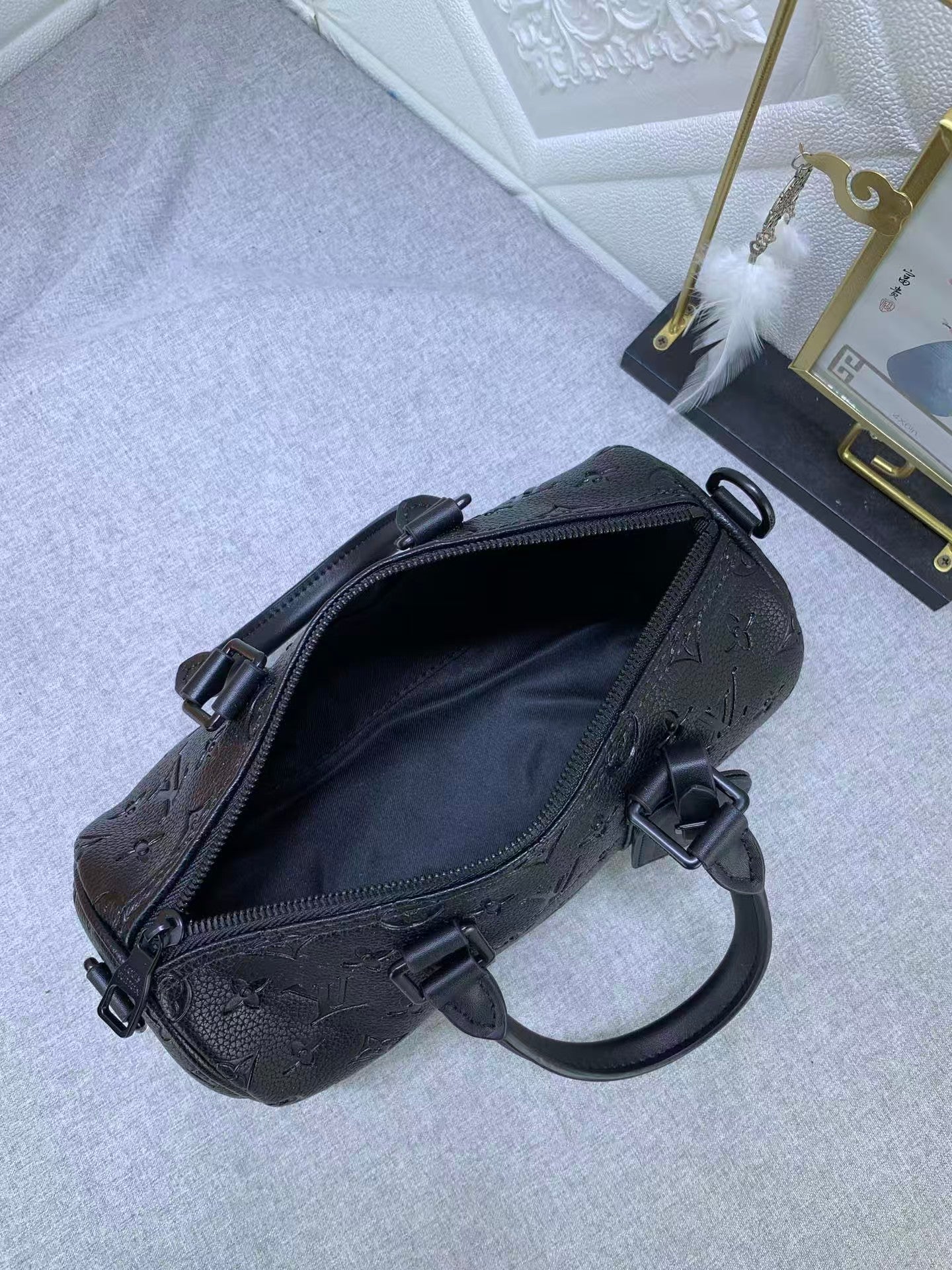 حقيبة لو الجلدية الفاخرة باللون الأسود – متعددة الاستخدامات، أنيقة & وظيفية