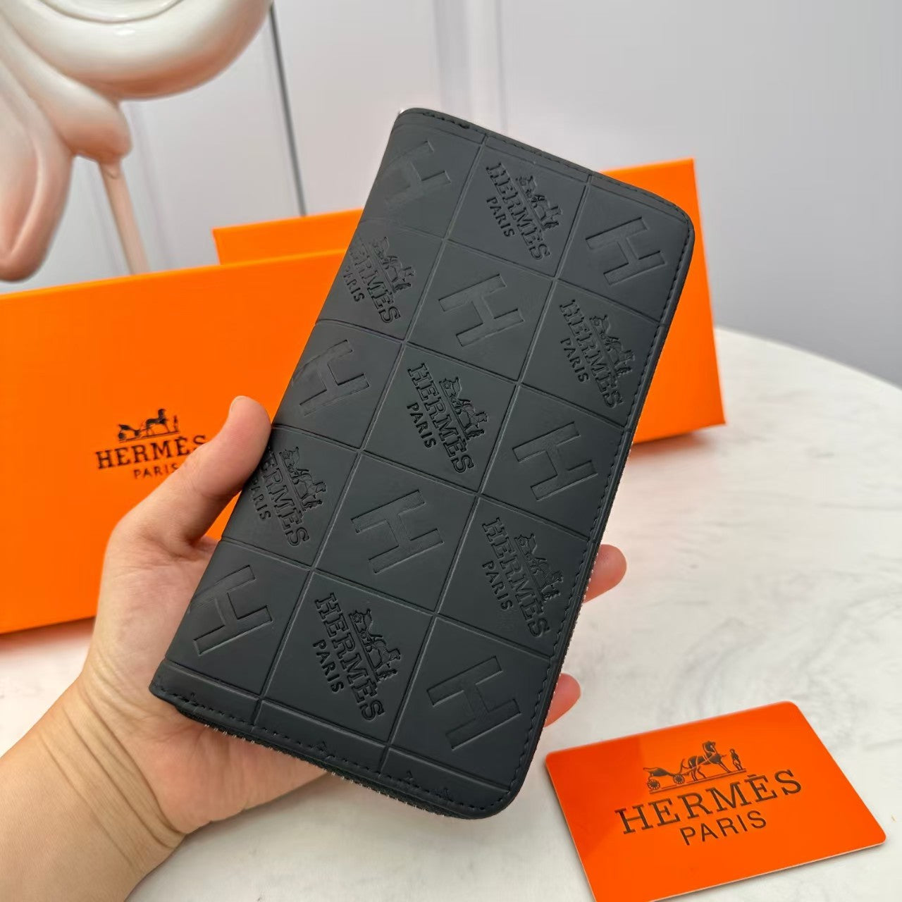 H محفظة جلدية منقوشة باللون الأسود