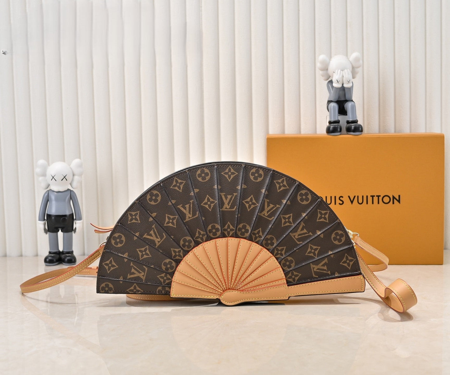 Elegant fläktformad Crossbody-väska i läder