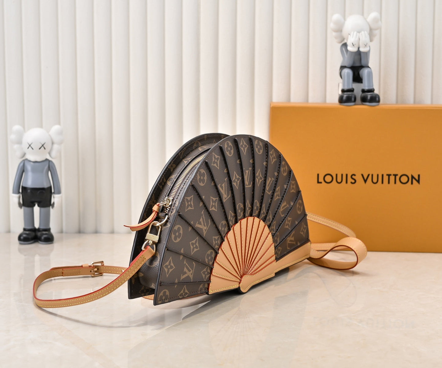 Elegant fläktformad Crossbody-väska i läder