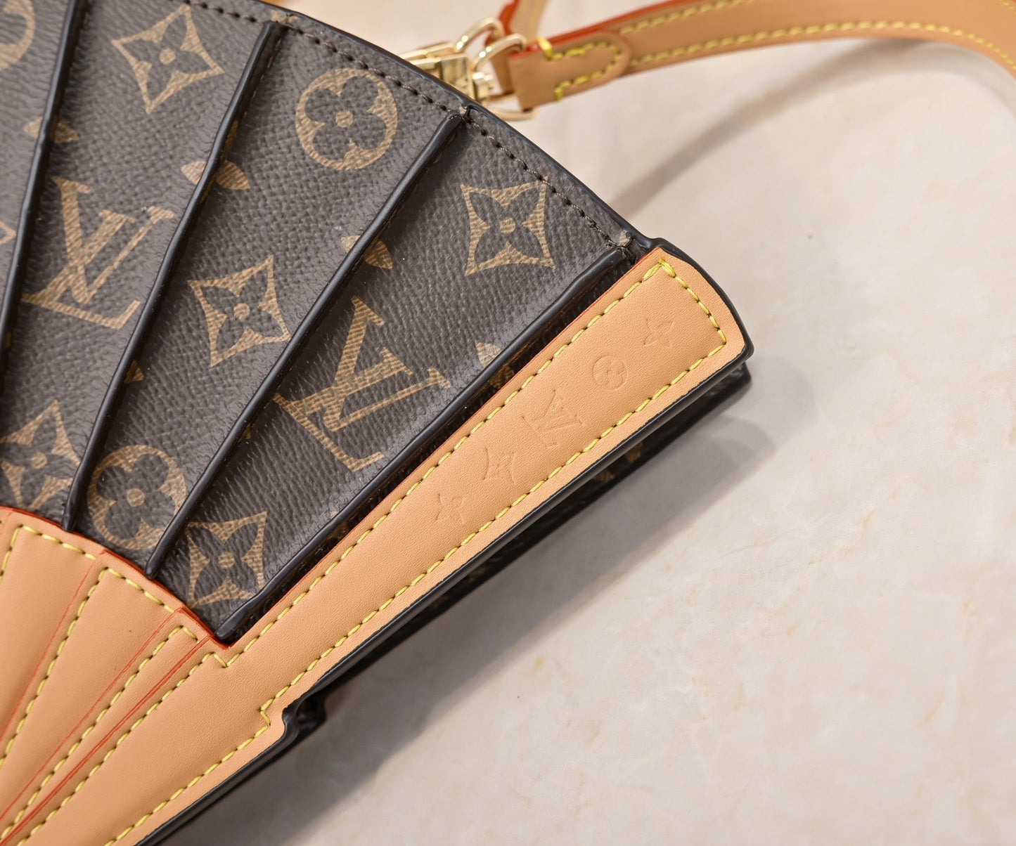 Elegant fläktformad Crossbody-väska i läder
