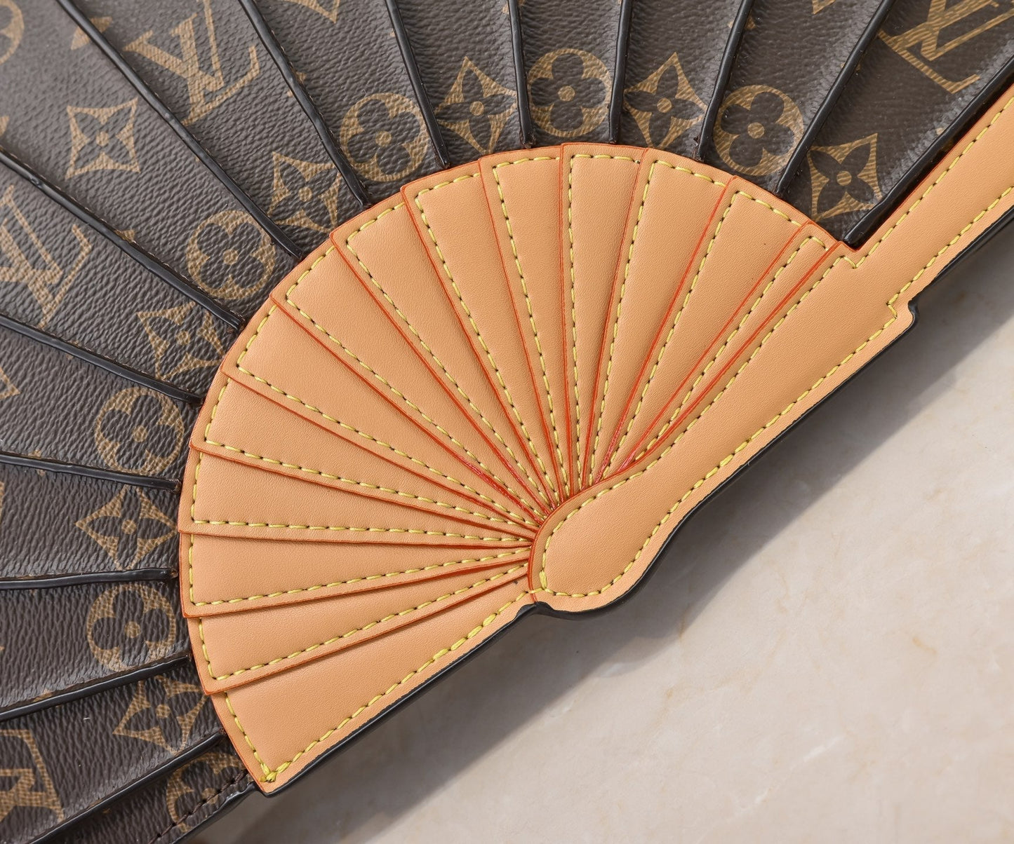 Elegant fläktformad Crossbody-väska i läder