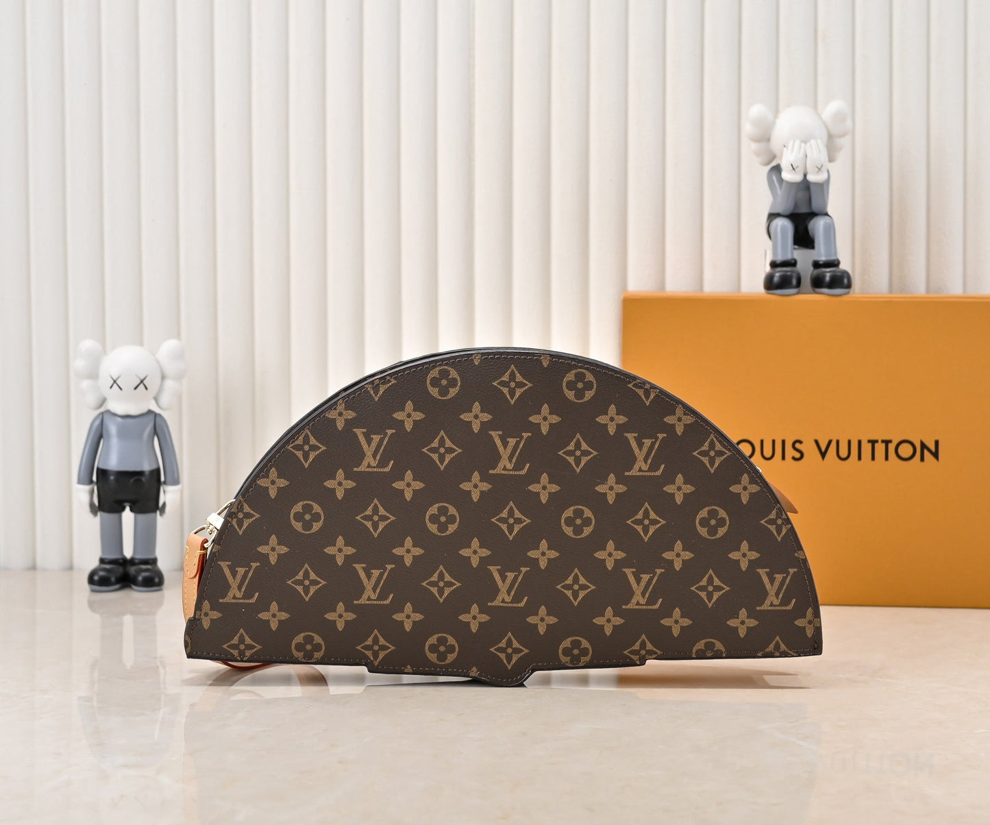 Elegant fläktformad Crossbody-väska i läder