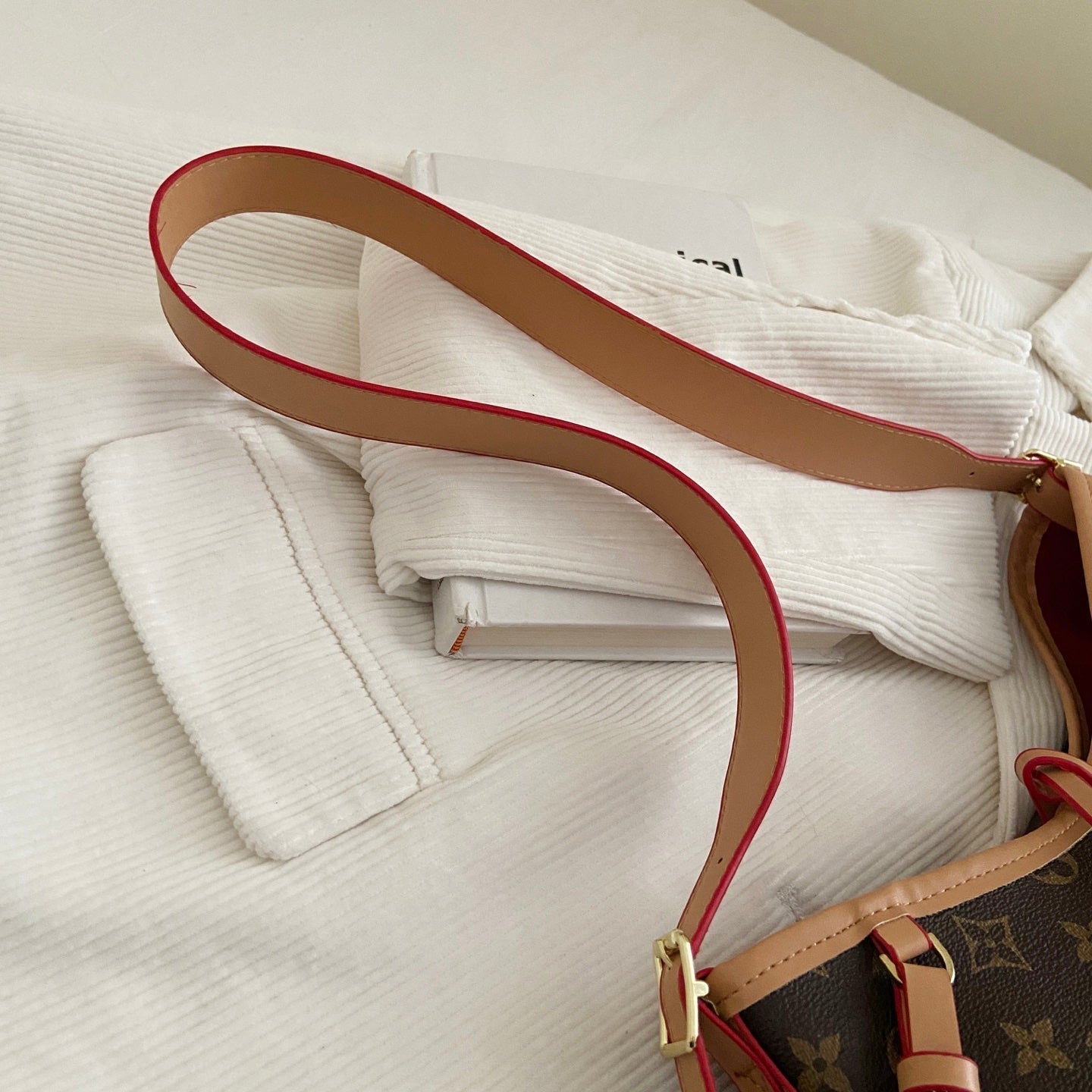 모노그램 크로스 스트랩 숄더백