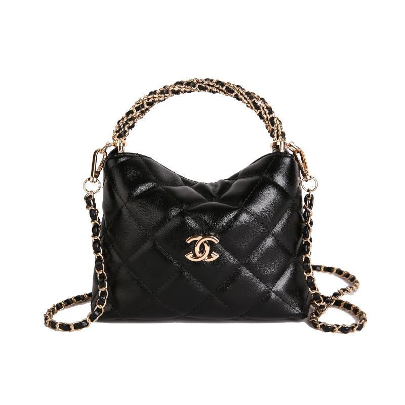 Pikowana torba typu Cloud z łańcuszkiem – teksturowany pasek na ramię z regulowanym paskiem