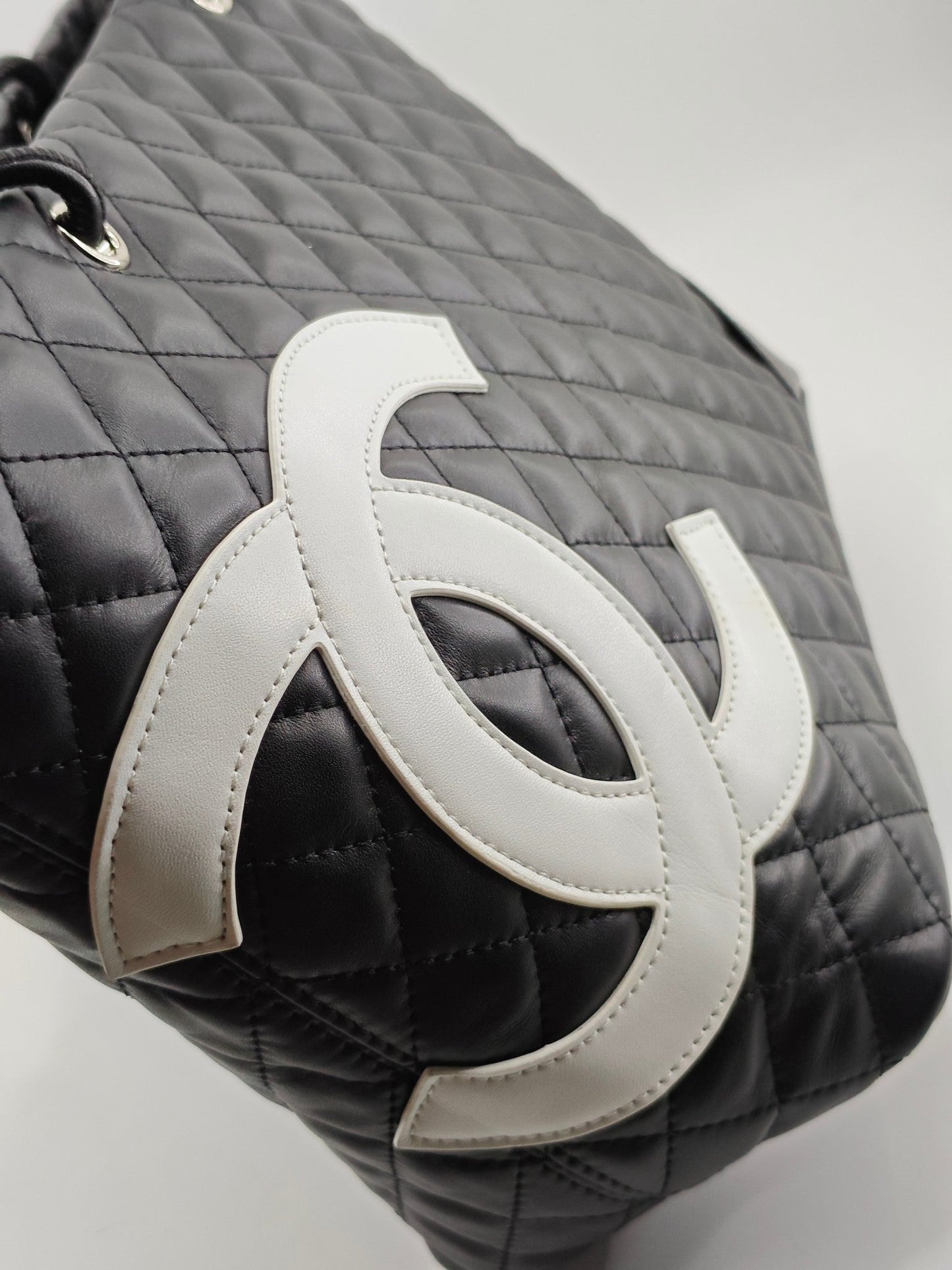 Bolso tote premium estilo cuero acolchado con asas dobles