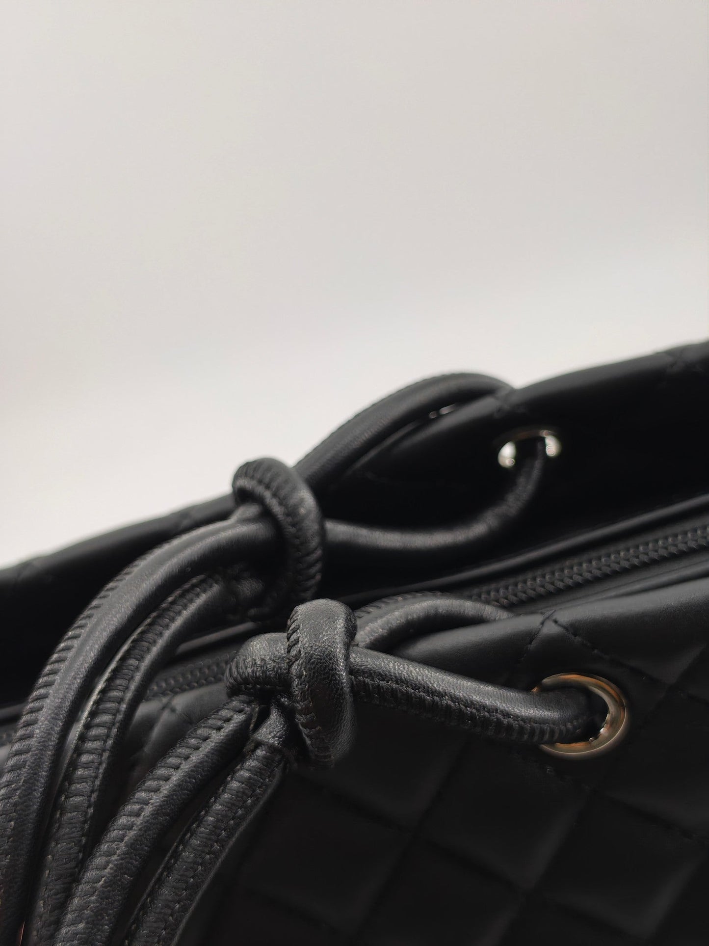 Bolso tote premium estilo cuero acolchado con asas dobles