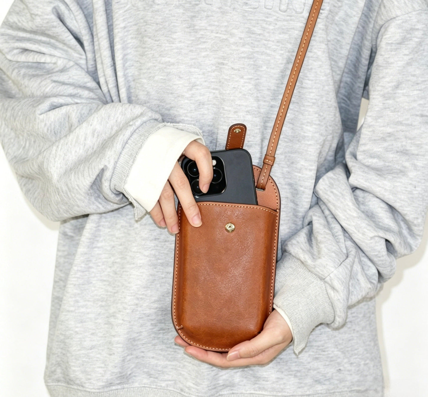 Bolsa para celular feita à mão em couro com alça de ombro