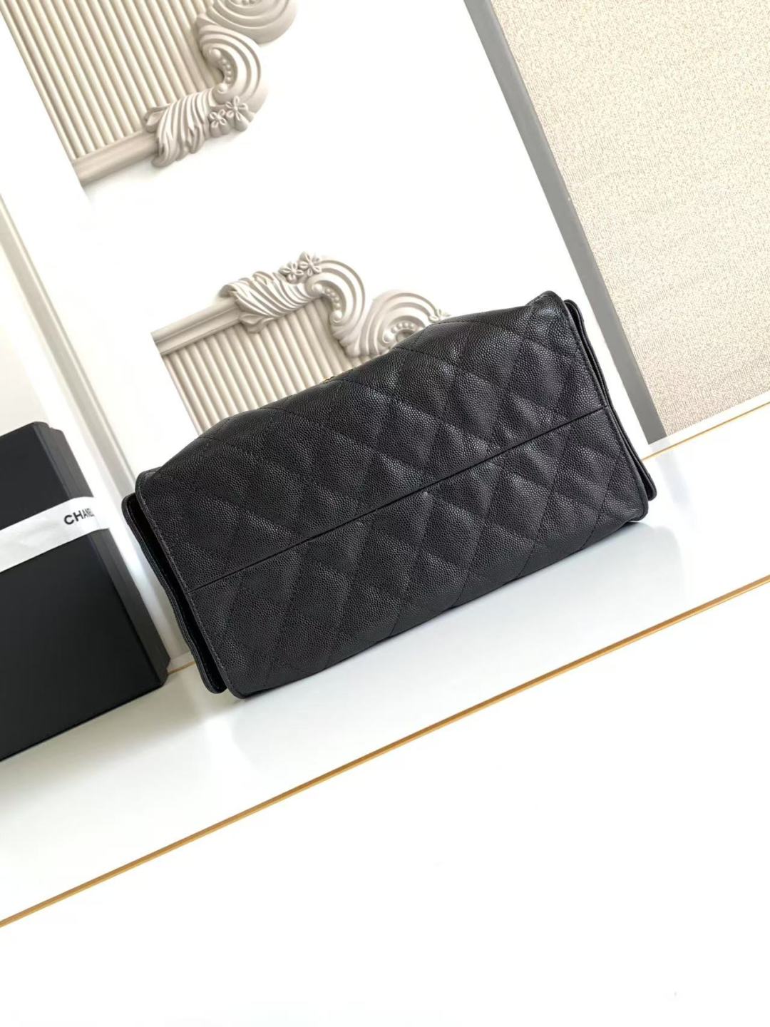 حقيبة يد صغيرة CC 25 جلد عجل محبب & حقيبة معدنية ذهبية اللون