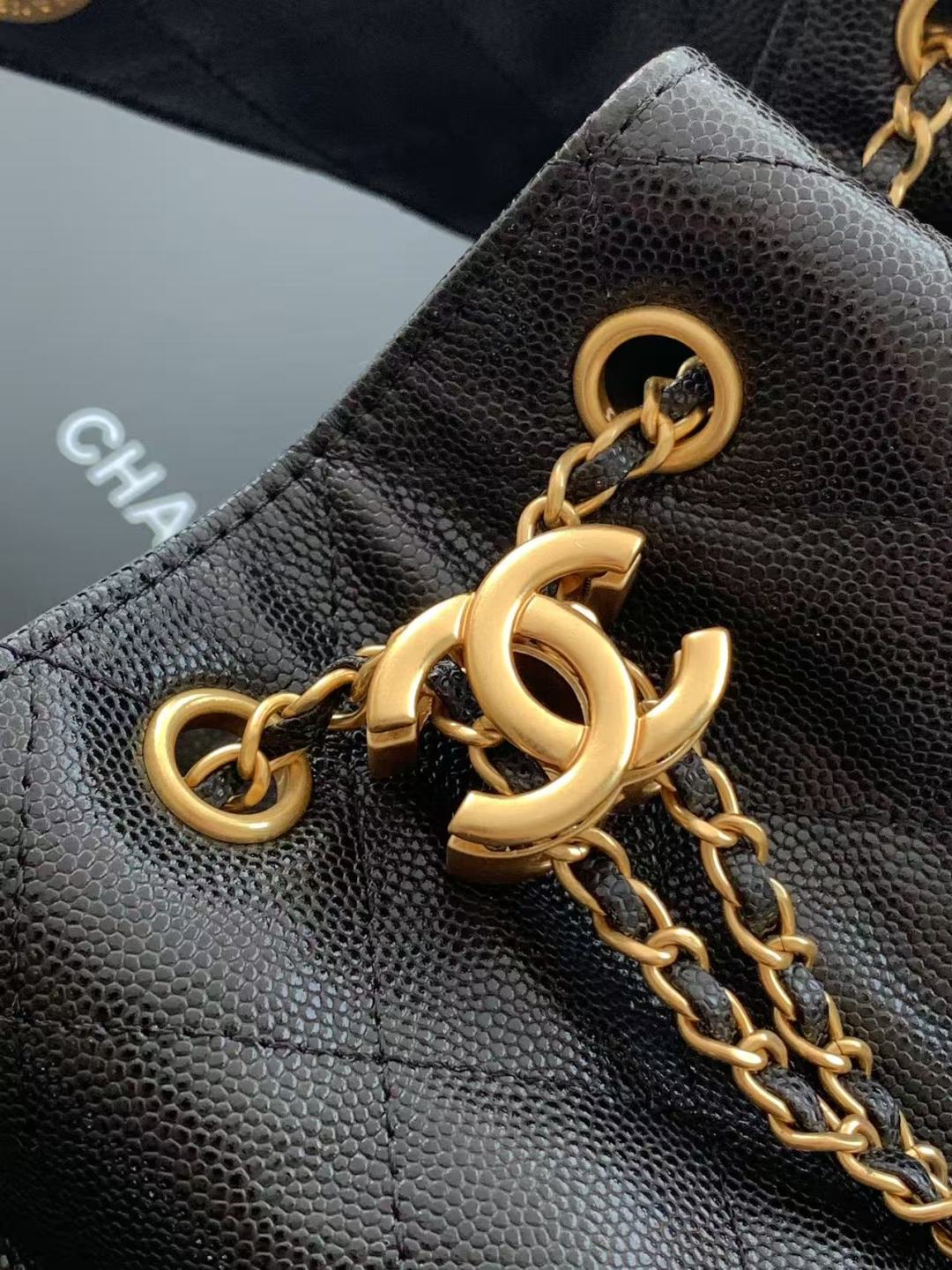 حقيبة يد صغيرة CC 25 جلد عجل محبب & حقيبة معدنية ذهبية اللون