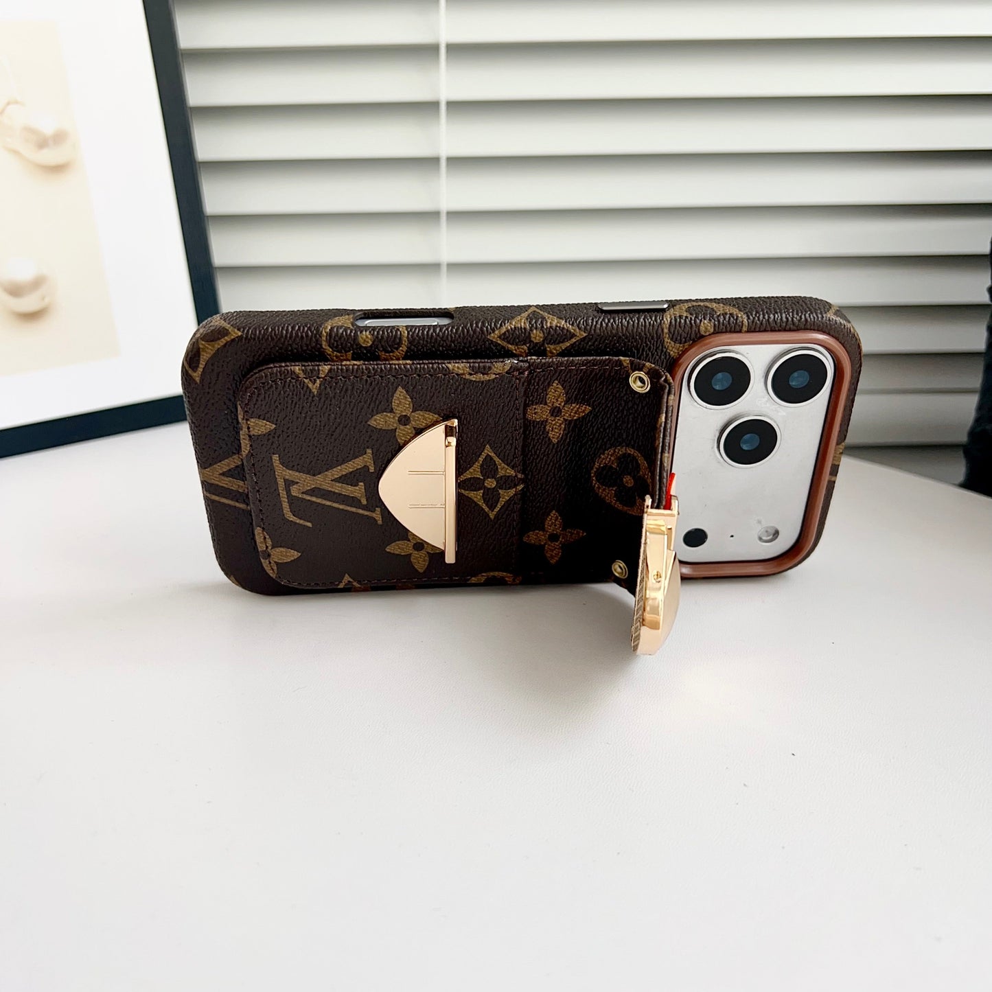 Ylellinen Crossbody iPhone -kotelo korttitaskulla & irrotettavalla hihnalla