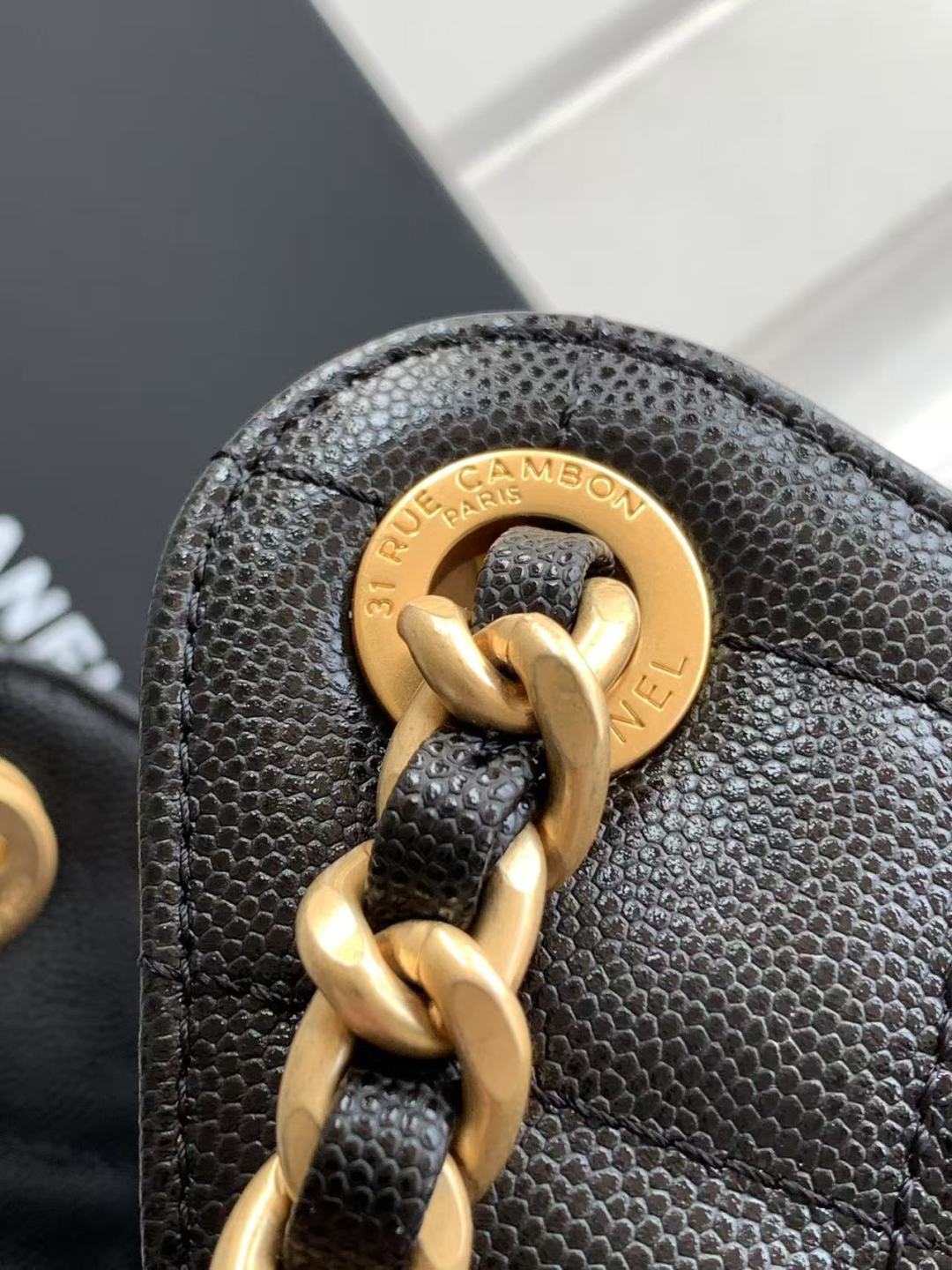 حقيبة يد صغيرة CC 25 جلد عجل محبب & حقيبة معدنية ذهبية اللون