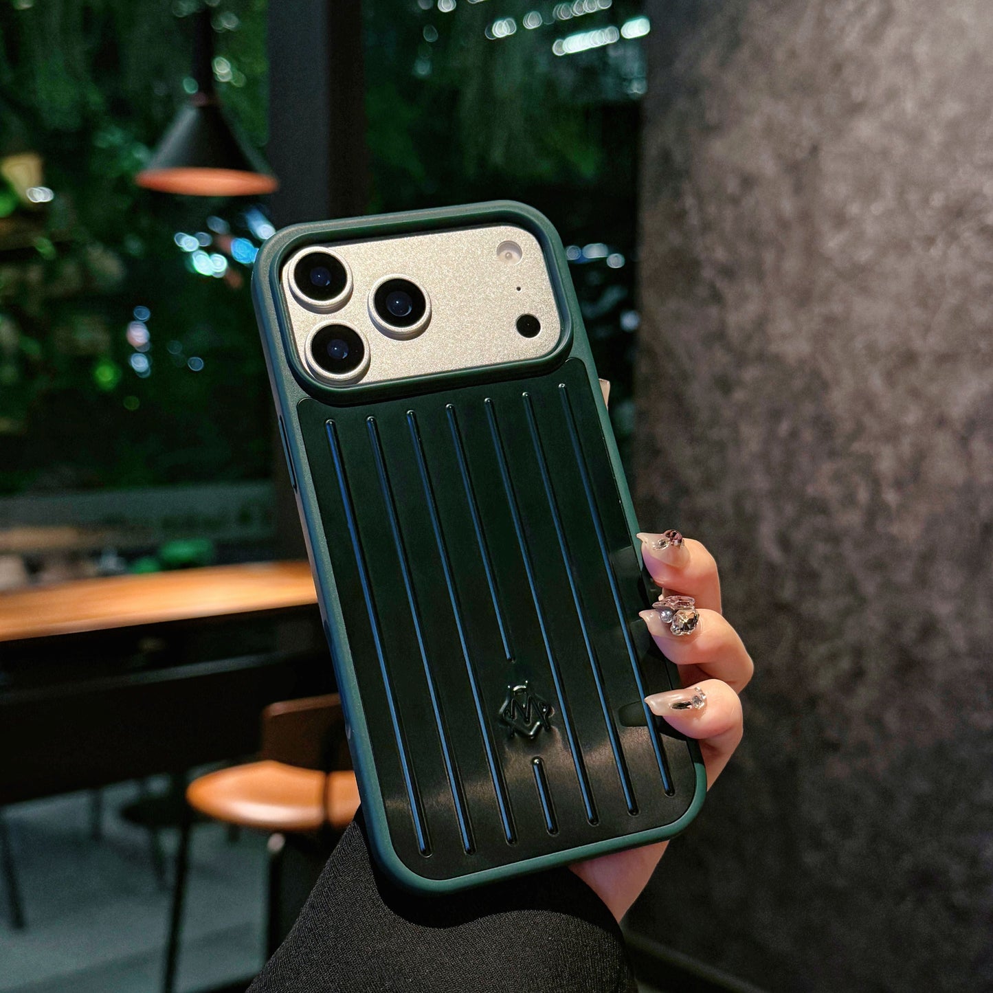 Ribbed Metallic Armor iPhone-kotelo – Tyylikäs suojaus, joka on saanut inspiraationsa matkustamisesta