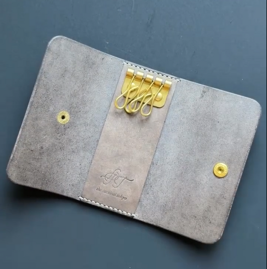 Porte-clés en cuir vintage fabriqué à la main avec crochets en laiton