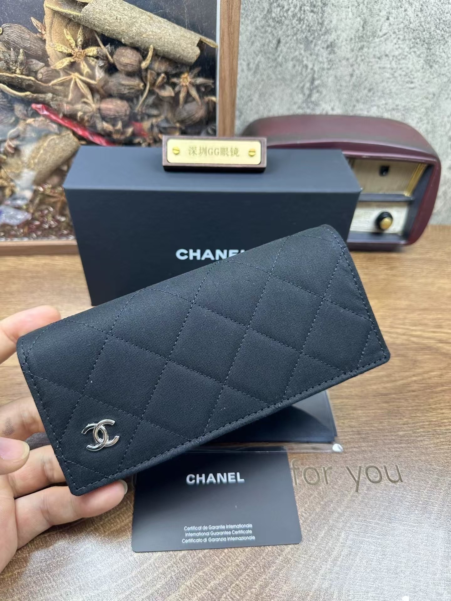 حافظة نظارة كلاسيكية بنمط شبكي ماسي مع لمسات معدنية