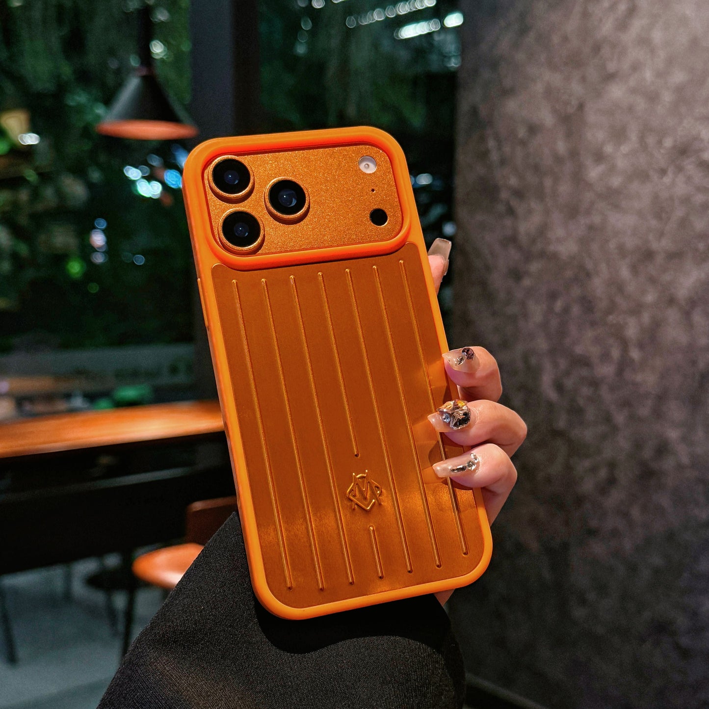 Gerippte iPhone-Hülle mit Metallpanzerung – stilvoller Schutz, inspiriert vom Reisen