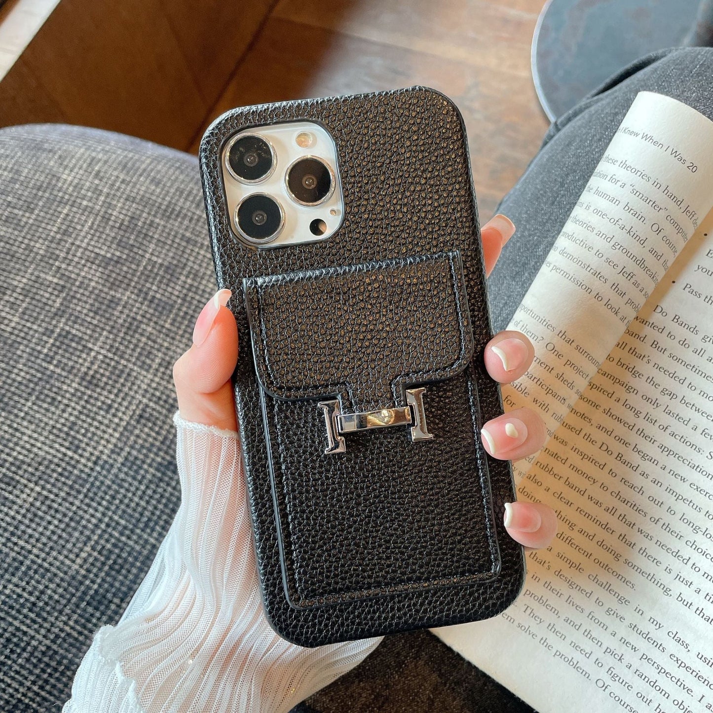 Custodia per iPhone in pelle con portacarte H