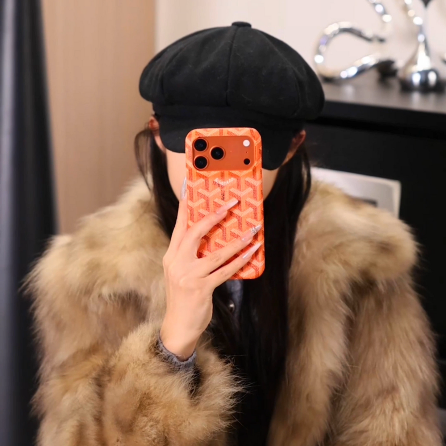 고급 질감의 오렌지색 iPhone 케이스 – 충격 방지 스타일리시한 보호 커버