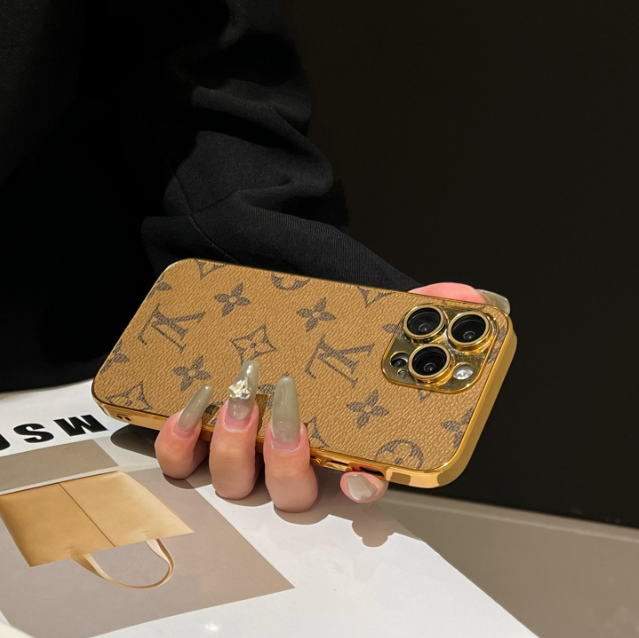 Luxusní klasické pouzdro na iPhone s monogramem a galvanicky pokovenými zlatými okraji